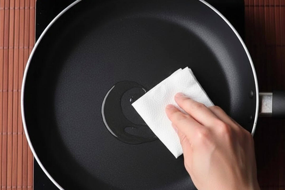 Lightly grease a non-stick pan over medium heat and allow it to warm up before pouring in the batter. - 4