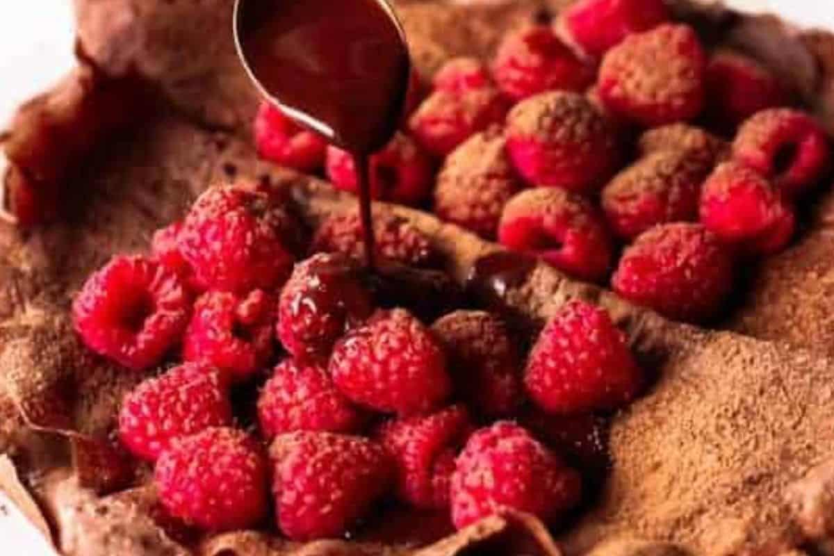 Fill each crepe with chocolate cream, fold over, and top with fresh raspberries. Drizzle with chocolate sauce and finish with a light dusting of cocoa powder - 8