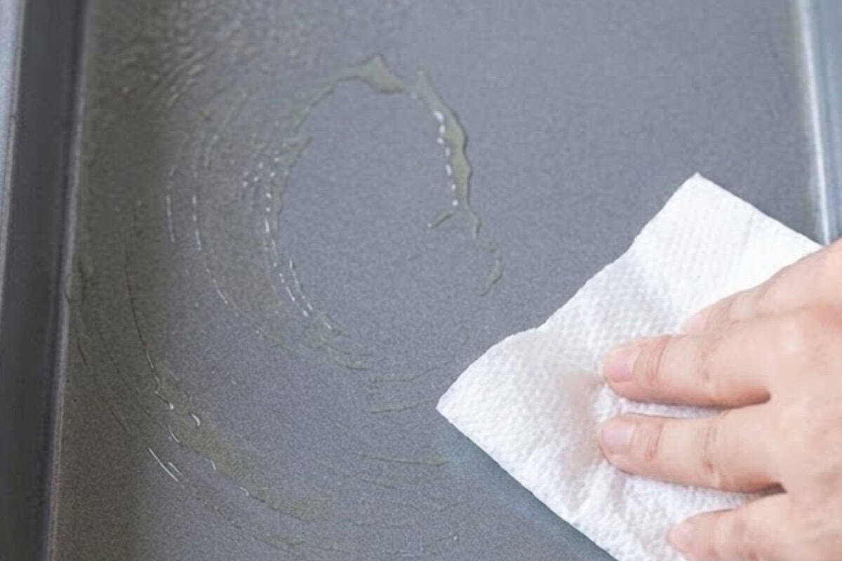 Preheat the oven to 176℃ or 350℉. Lightly spray a 9 by 13 inch baking tray with oil, wipe it with a paper towel - 3