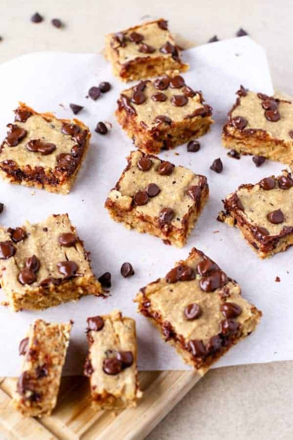 Super moist and so fudgy banana blondies Banana Bread Chocolate Chip Blondies