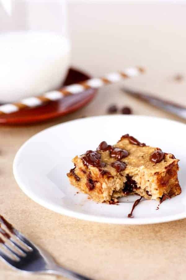 Super moist and so fudgy banana blondies Banana Bread Chocolate Chip Blondies