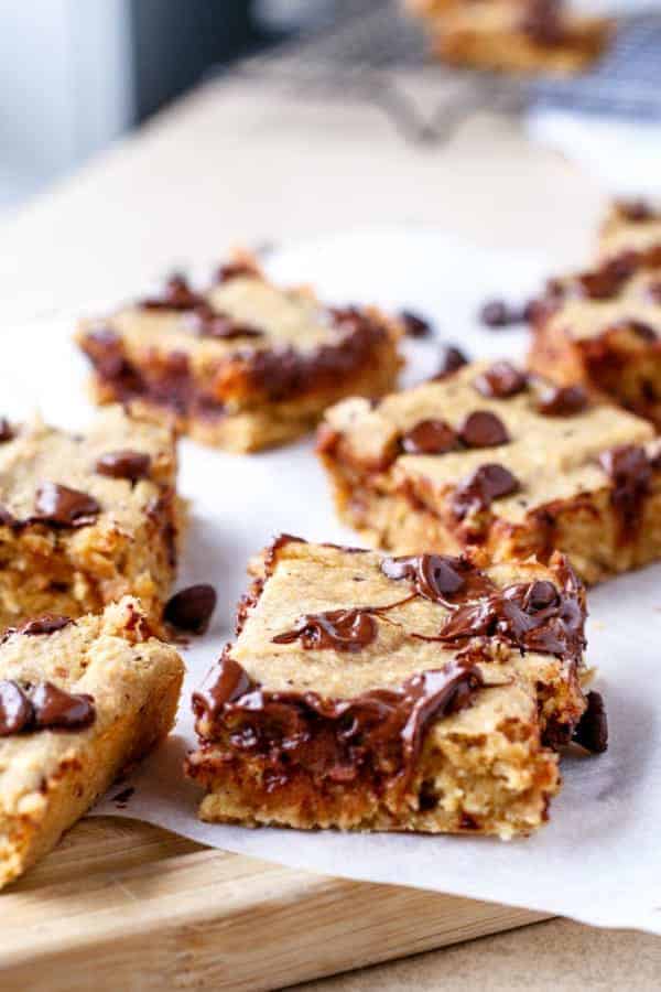 Super moist and so fudgy banana blondies Banana Bread Chocolate Chip Blondies