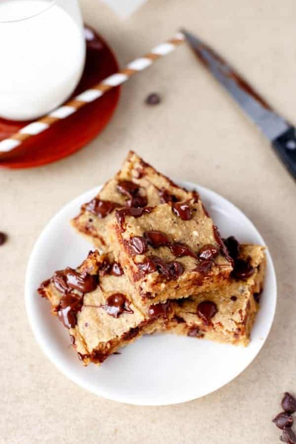 Super moist and so fudgy banana blondies Banana Bread Chocolate Chip Blondies