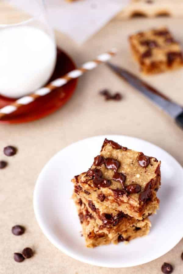 Super moist and so fudgy banana blondies Banana Bread Chocolate Chip Blondies