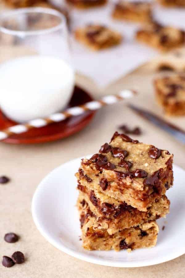 Super moist and so fudgy banana blondies Banana Bread Chocolate Chip Blondies