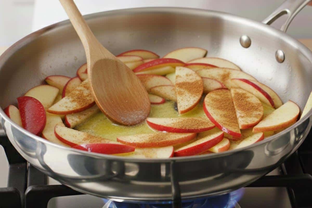 Cooking the apples, butter, sugar, cinnamon, and vanilla in a pan. - 7