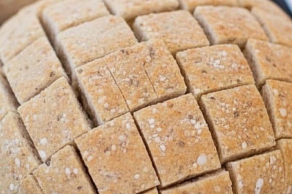 Place the loaves on tray. Use a knife to cut lengthwise rows,