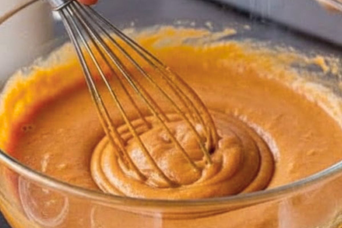 In a large bowl, whisk together the egg, brown sugar, sweetener, pumpkin puree, oil, honey, and vanilla 