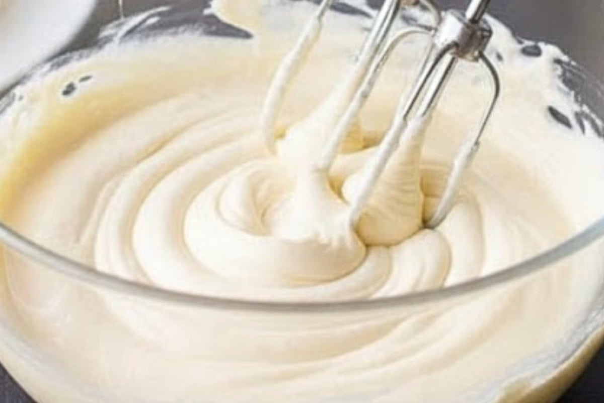 In another bowl, combine cream cheese, flour, cinnamon, and sugar. 