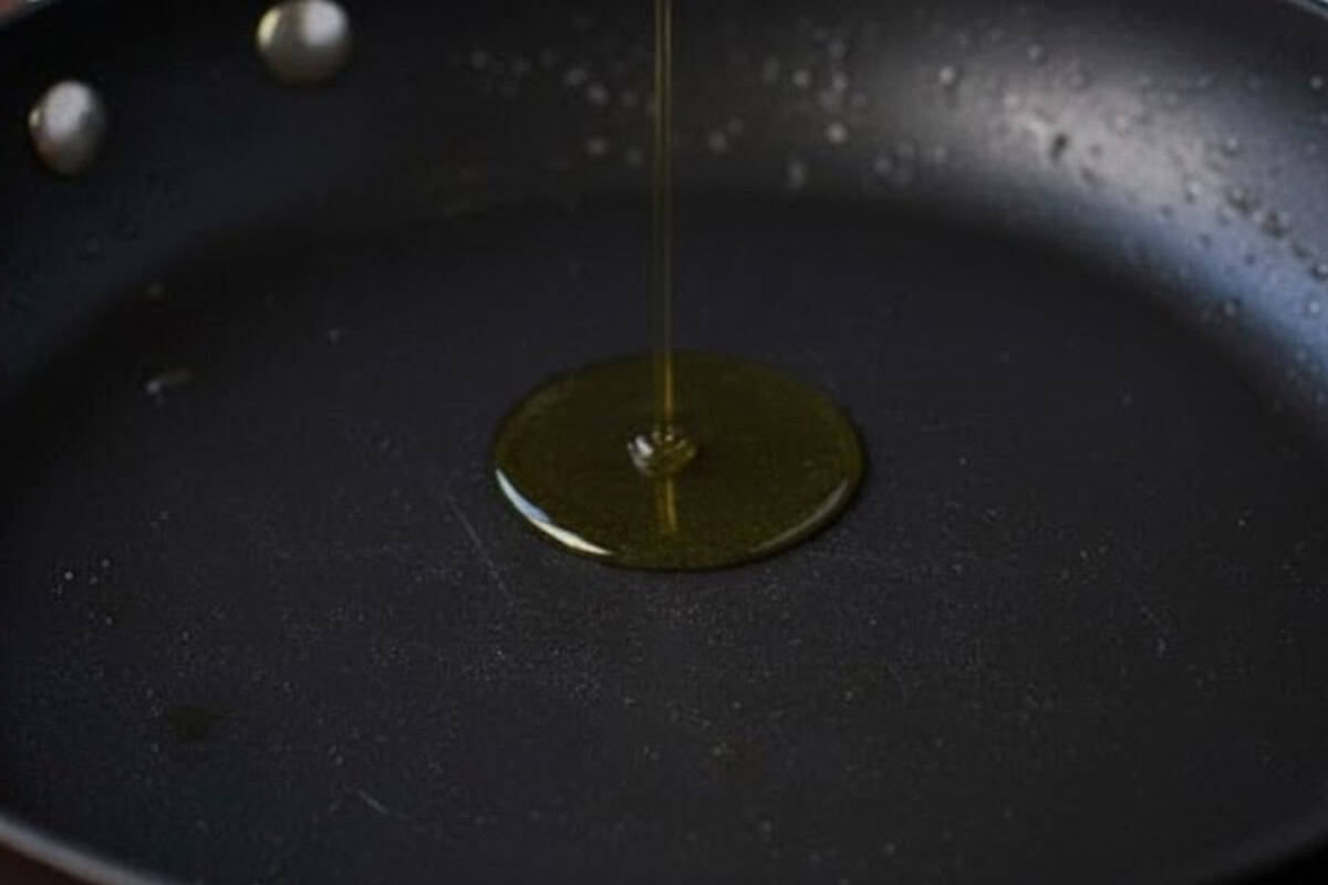 Drizzle a small amount of olive oil over a good-quality non-stick pan or skillet.