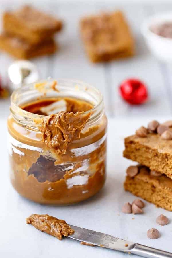 Cookie Butter Gingerbread Caramel Chip Blondies on https://cafedelites.com
