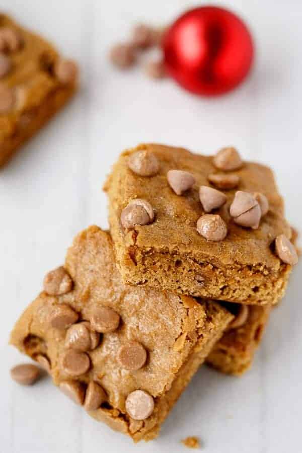 Cookie Butter Gingerbread Caramel Chip Blondies on https://cafedelites.com