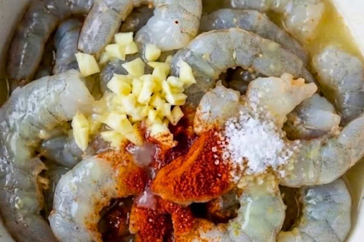  In a bowl, toss the prawns with garlic, paprika, and lemon juice. - 4
