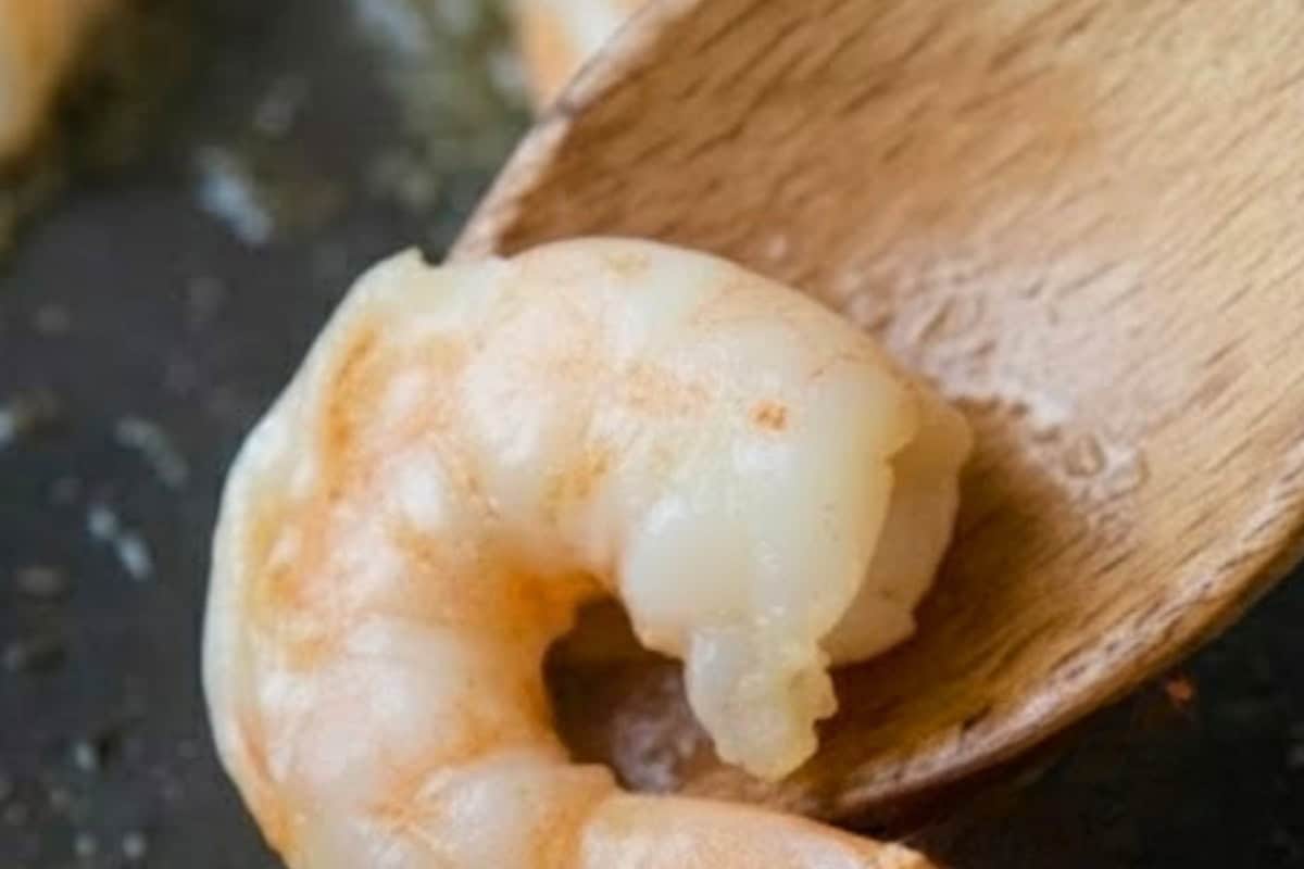 Heat the garlic olive oil in a wide skillet over medium high, add the prawns and cook. - 5