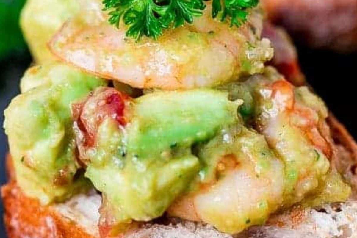 Fold the warm prawns through the avocado mixture, then spoon everything generously over the toasted bread. - 8