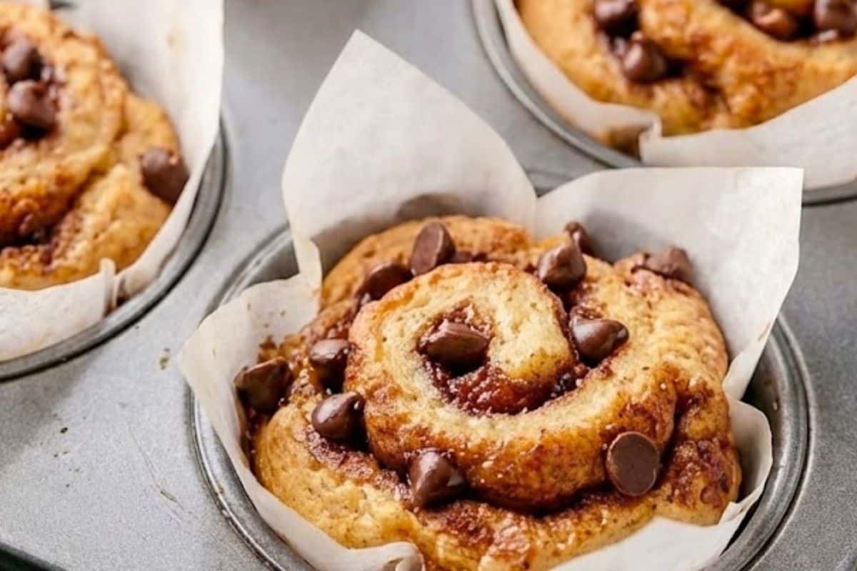 Arrange rolls in prepared muffin wells and bake for about 20 minutes until edges turn golden. Sprinkle chocolate chips over the tops while the rolls are still warm - 9