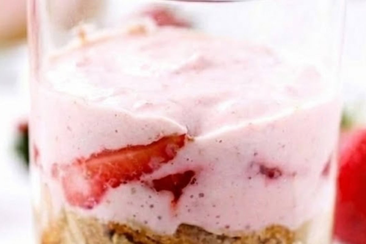 Place two soaked sponge finger halves at the base of each serving glass, then add a layer of sliced strawberries - 6