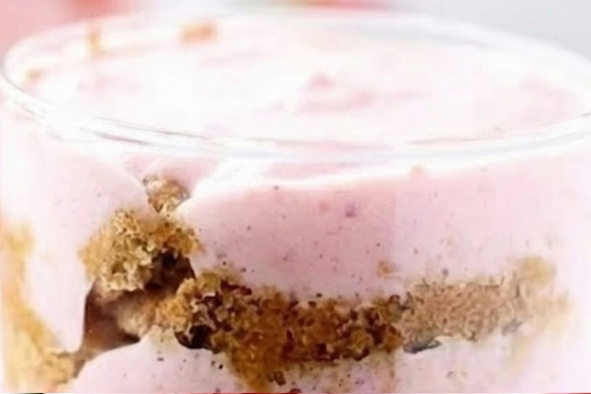 Spoon half the cream mixture over the strawberries, then repeat with the remaining ingredients, layering them evenly. - 7