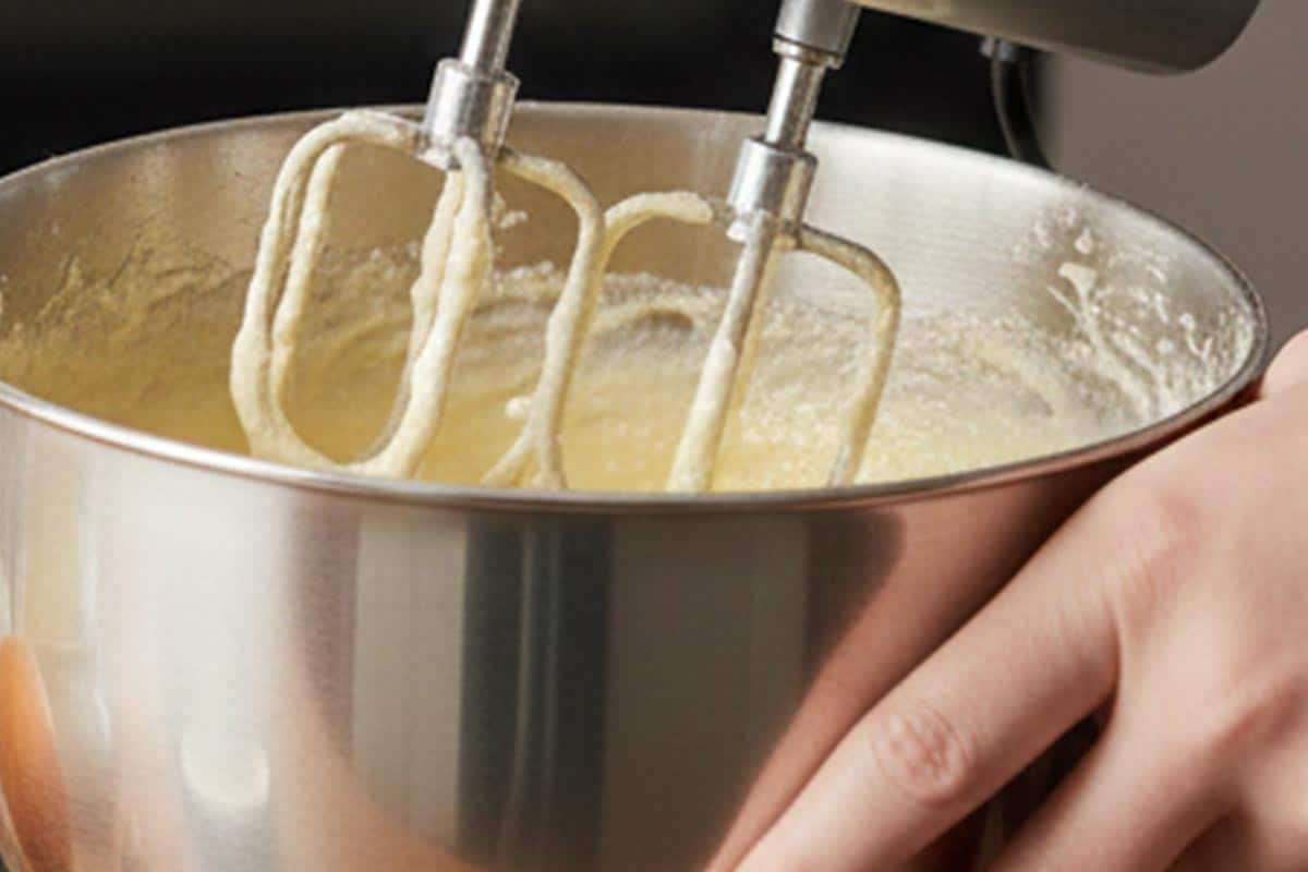 Mixed the cream cheese, sour cream, eggs, vanilla, cornflour, sugar, and orange zest in a bowl.