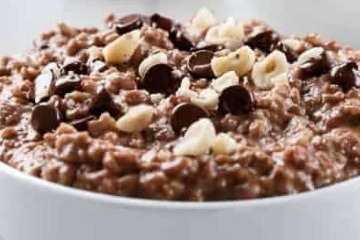 Spoon into bowls and top with your favorites: crushed hazelnuts, chocolate chips, or an extra drizzle of Nutella.