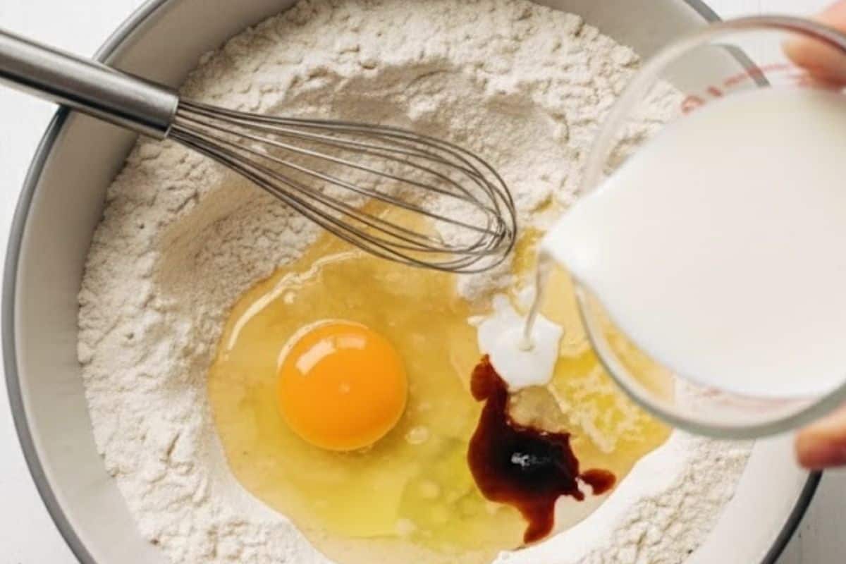 Pour in the melted butter, egg and vanilla and milk in the bowl and whisk slowly.