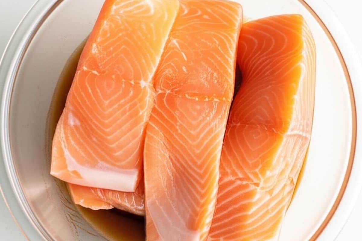 Marinate the salmon fillets in a bowl.
