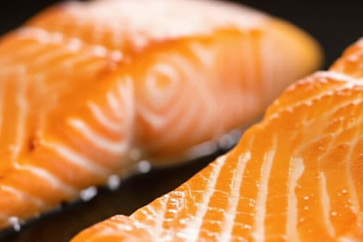 In a nonstick pan skillet, heat the oil and add two salmon fillets at a time.