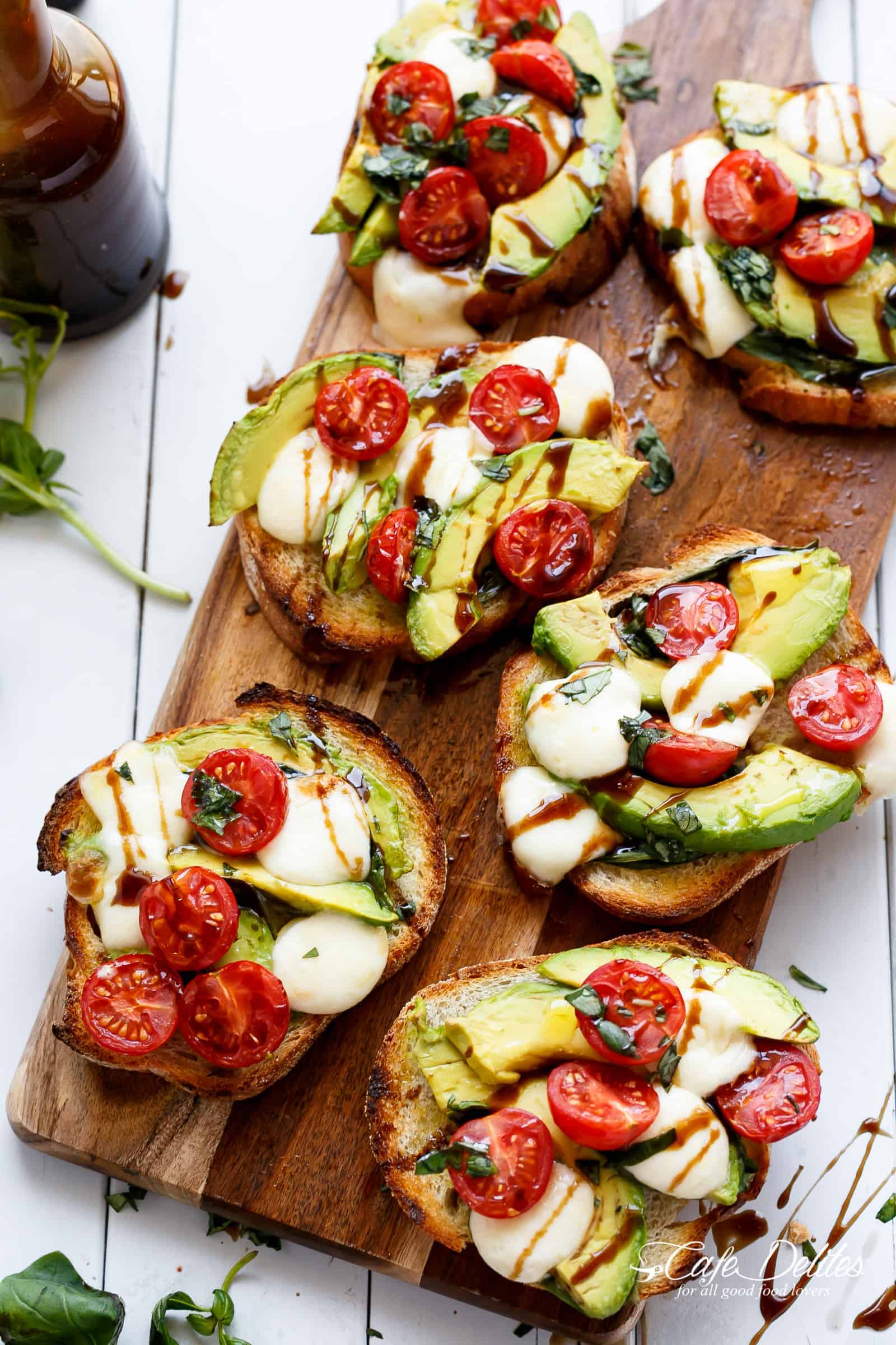 Avocado Caprese Crostini | cafedelites.com