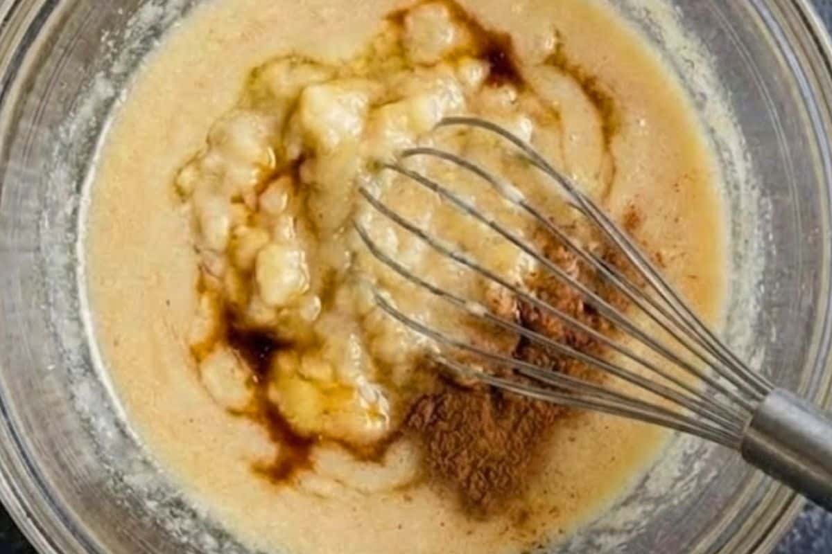In a bowl, whisk the sugar, oil, butter (or spread), and egg until light and creamy. Add the mashed bananas, vanilla, and cinnamon - 4
