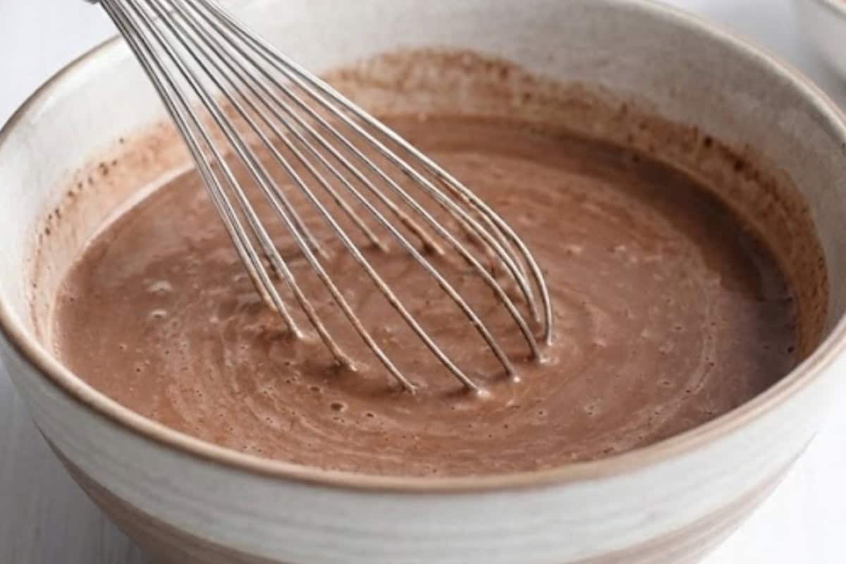 In a bowl, whisk the milk, cocoa, and sugar until dissolved. Add the egg and vanilla. - 3