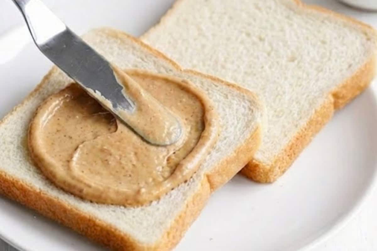 Divide the cheesecake mixture between two slices of bread and spread evenly. - 5