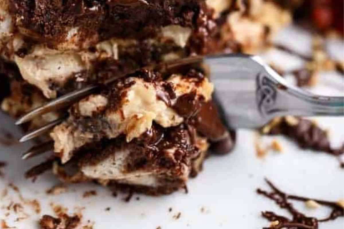 Transfer to plates and finish with icing sugar, melted chocolate, and crushed peanuts. - 10