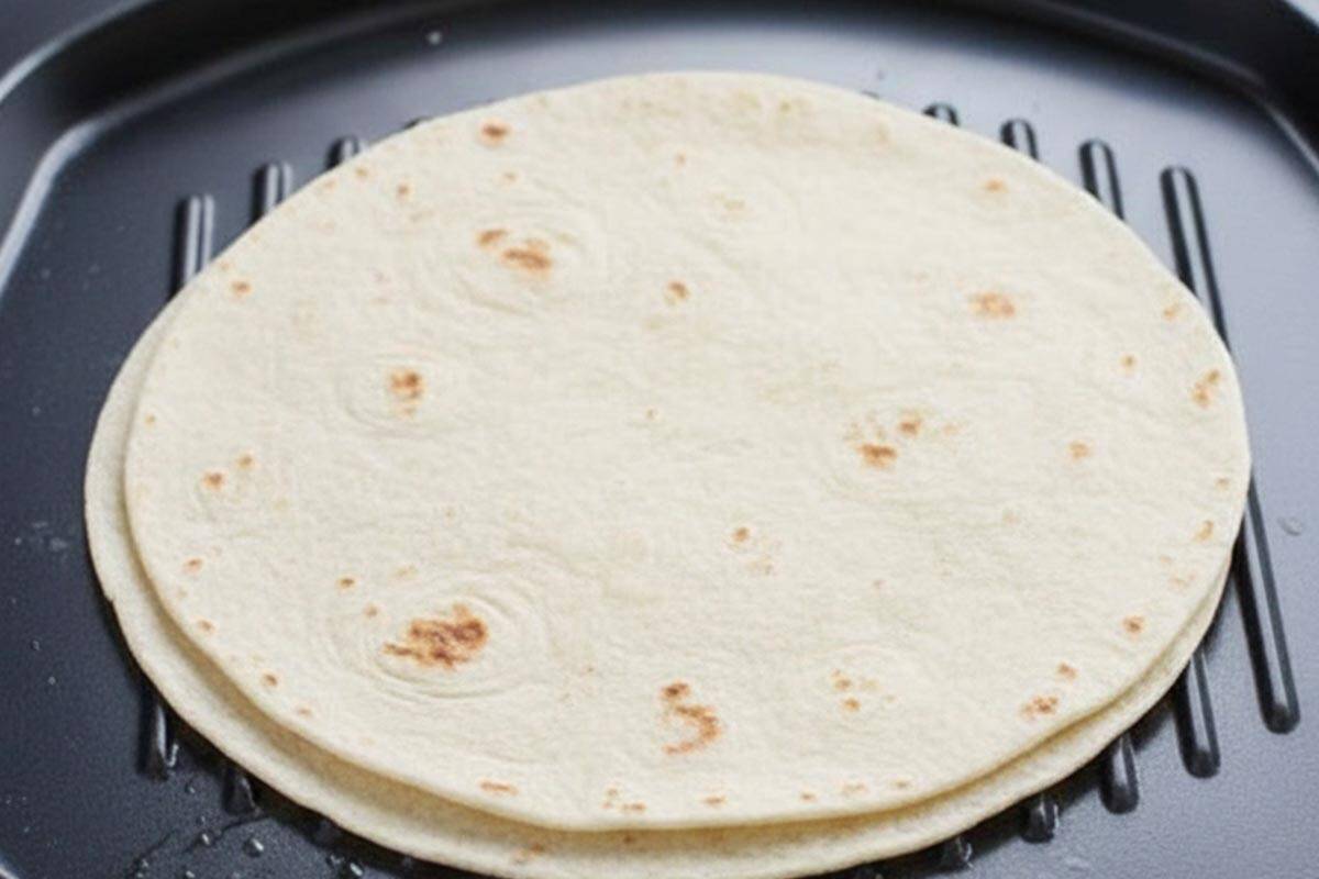 Stacked two tortillas on the tray. - 7