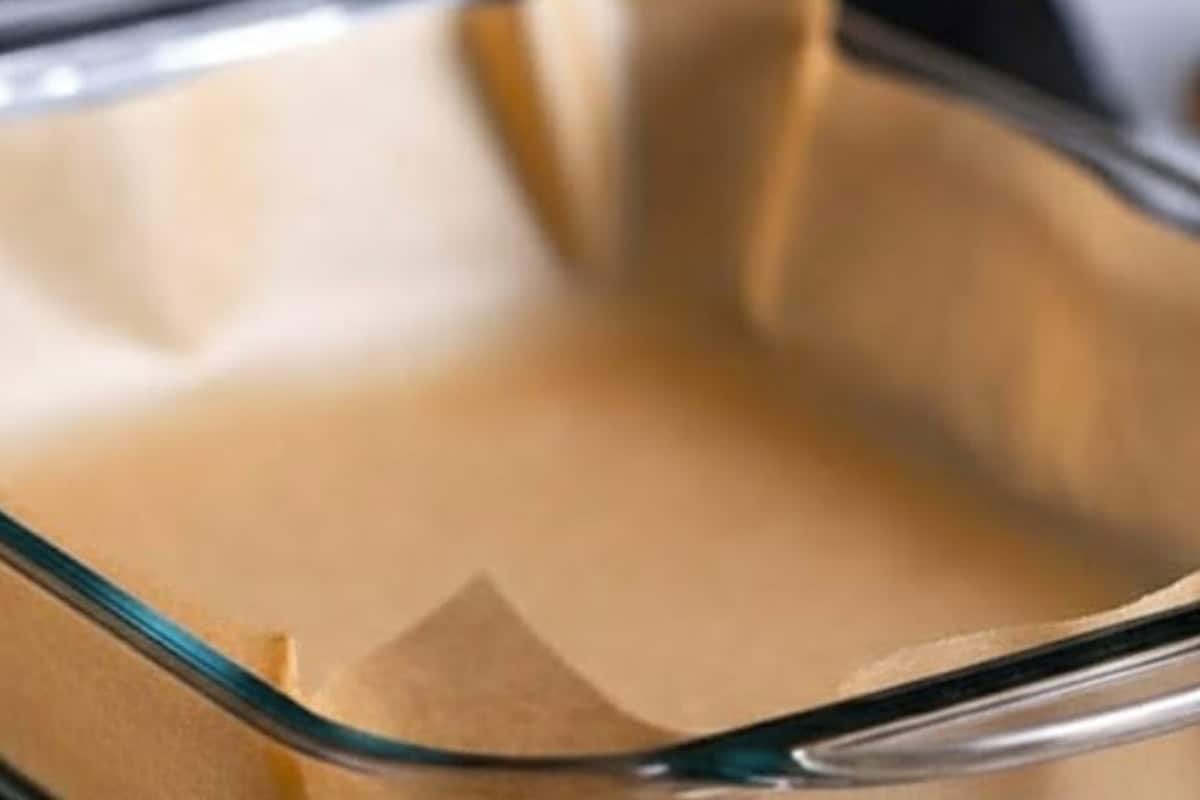Preheat your oven to 175°C (350°F). Line a 7×10-inch baking pan with parchment paper.