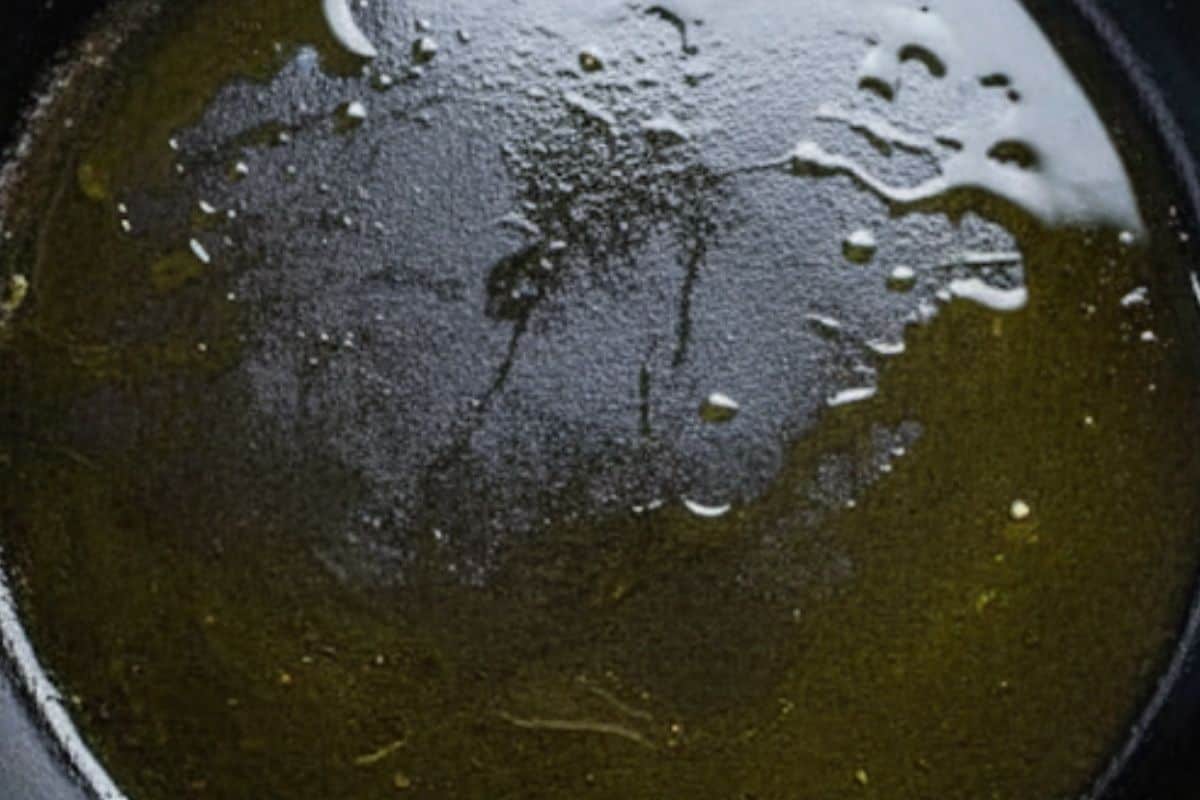 Preheat oven to 200°C | 400°F and warm olive oil in a ovenproof skillet.