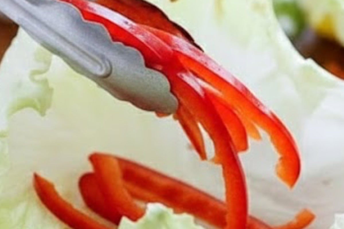 Divide the grated carrot and red capsicum evenly between the lettuce leaves - 5