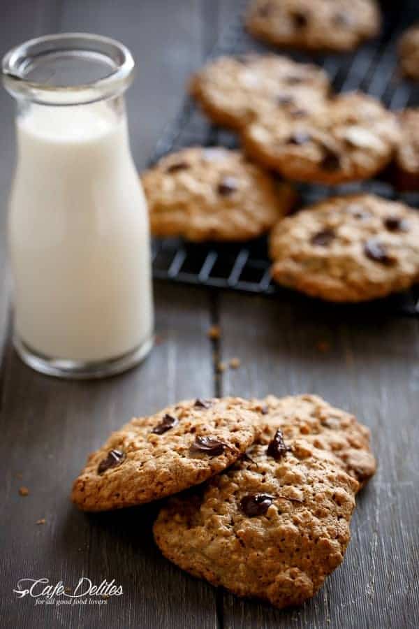 Flourless Oatmeal Peanut Butter Chocolate Chip Cookies | https://cafedelites.com