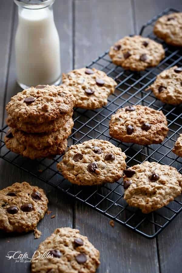 Flourless Oatmeal Peanut Butter Chocolate Chip Cookies | https://cafedelites.com