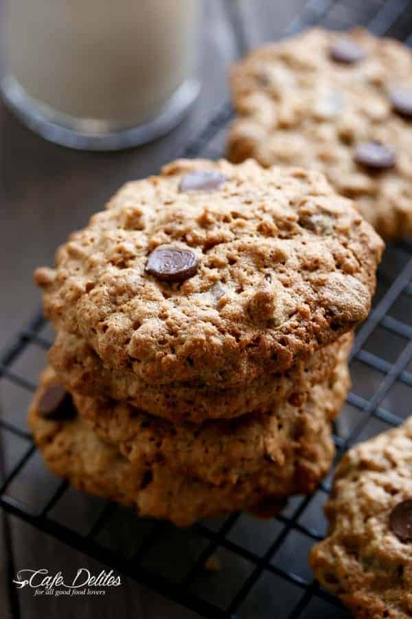 Flourless Oatmeal Peanut Butter Chocolate Chip Cookies | https://cafedelites.com