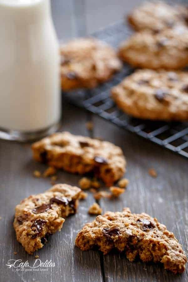 Flourless Oatmeal Peanut Butter Chocolate Chip Cookies | https://cafedelites.com