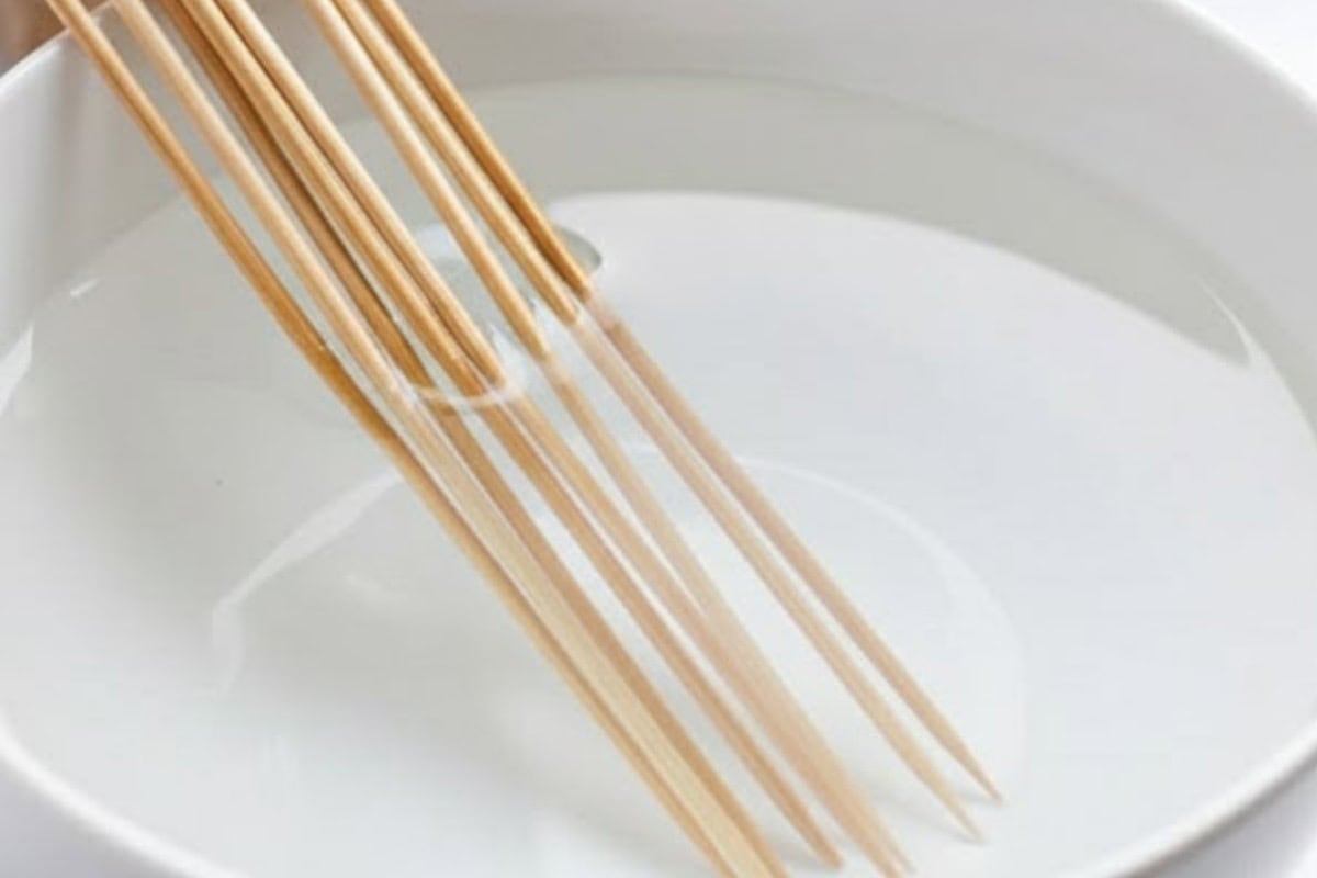 Place the wooden skewers in cold water for 30 minutes.