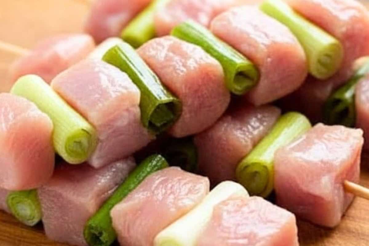 Alternate chicken cubes and onion pieces.