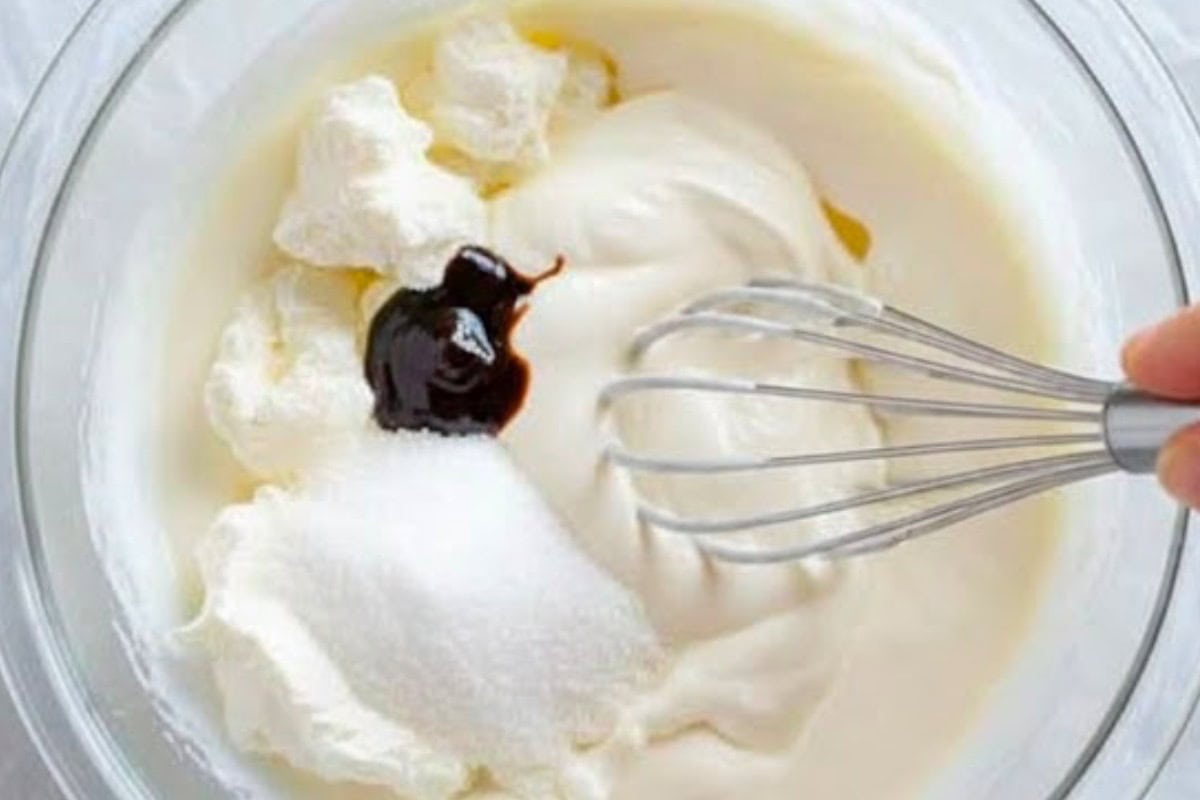 Combine the cream cheese, yogurt, sugar, and vanilla paste in a separate bowl