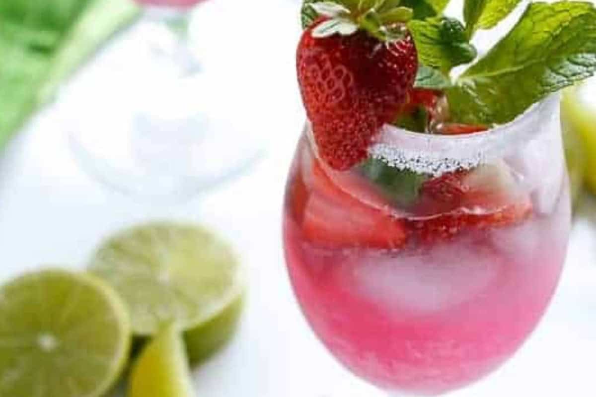 Top each glass with sparkling water or club soda, stir gently to combine, then garnish with fresh mint and the reserved strawberries before serving. - 8