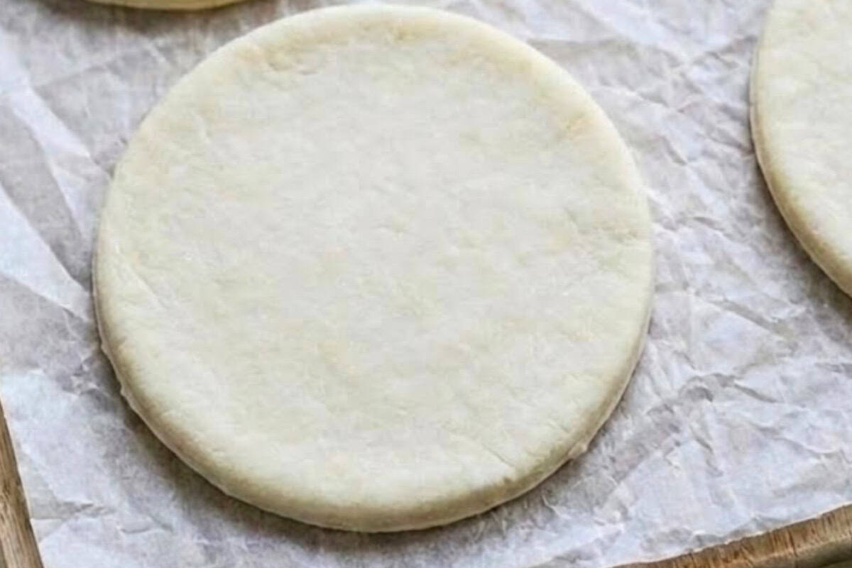 If using a pie maker, cut out 12 pastry rounds (6 bases and 6 lids). For a muffin tin, cut six rounds about 4 cm larger than the holes for bases and six slightly smaller rounds for the lids. - 8