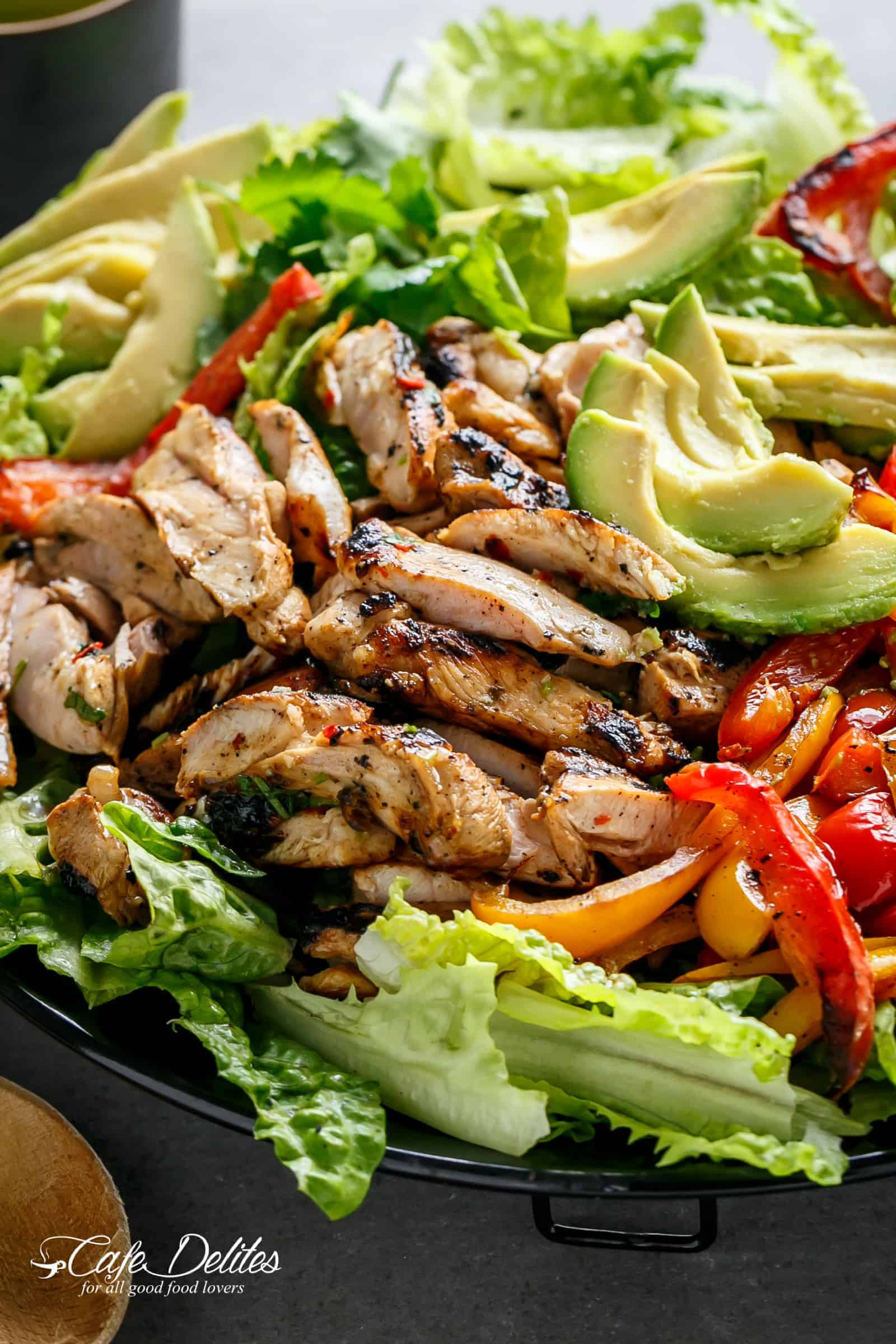 Grilled Chili Lime Chicken Fajita Salad with a dressing that doubles as a marinade Grilled Chili Lime Chicken Fajita Salad (+ VIDEO)