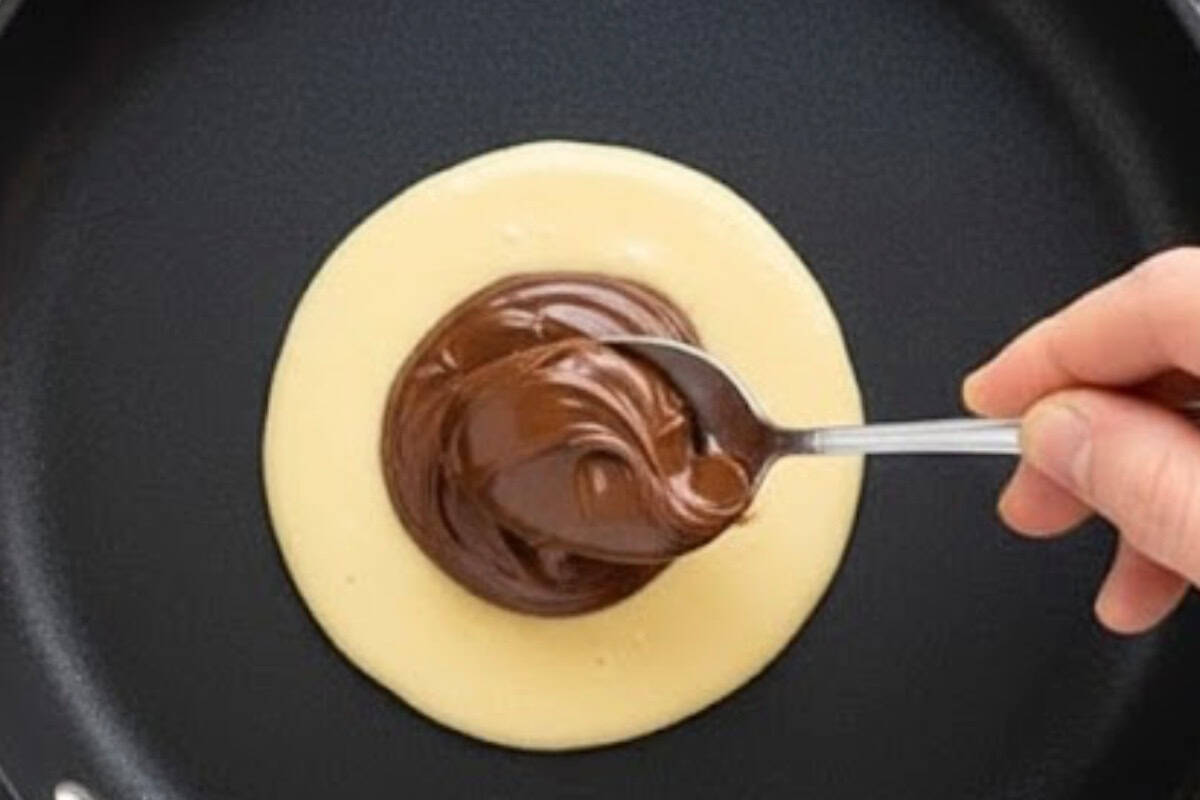 Pour 2 tablespoons of batter. Then spoon 1 teaspoon of Nutella into the center,