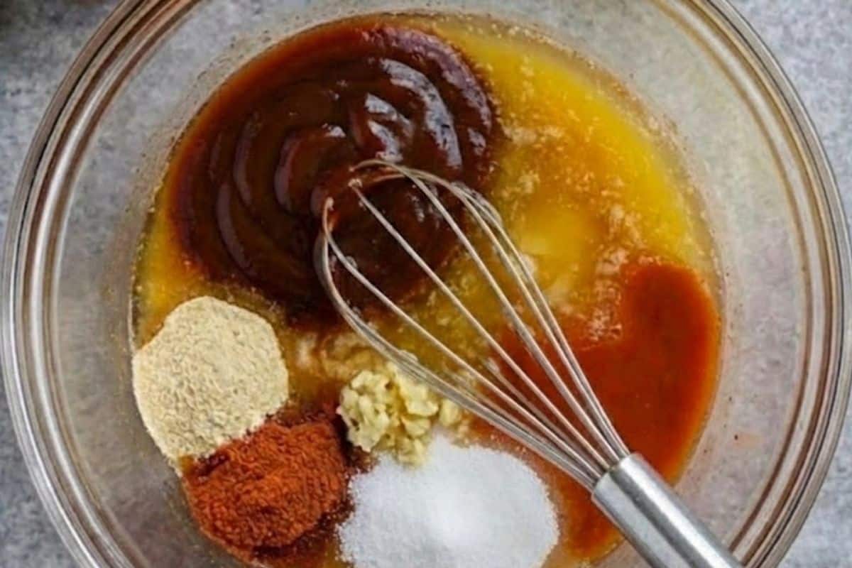 In a bowl, whisk the hot sauce, melted butter, barbecue sauce, garlic, onion powder, cayenne, vinegar, and sweetener.