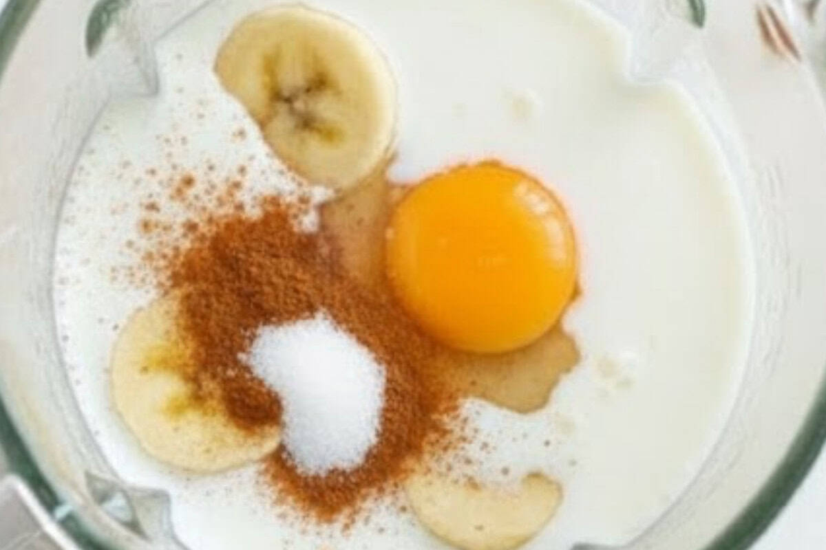 Combine banana, egg, milk, sugar, cinnamon, and vanilla in a blender until smooth.