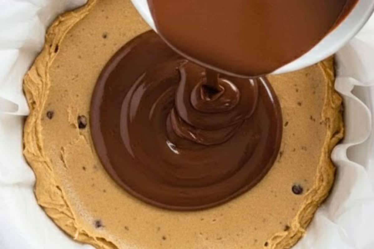 Pour melted Nutella over base, then add remaining dough in small pieces, spreading to seal in the filling before sprinkling chocolate chips on top - 9